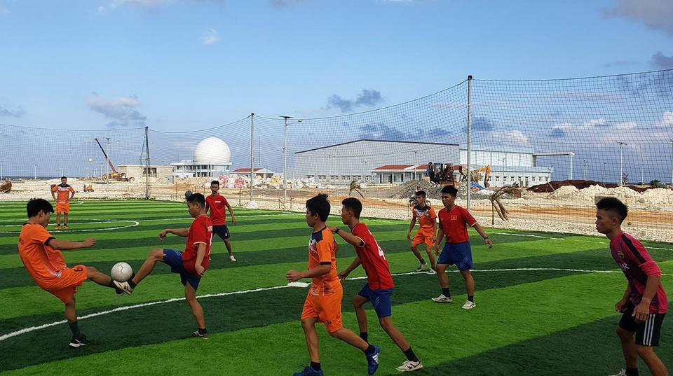  Bóng đá là môn thể thao được các chiến sĩ đảo Trường Sa Lớn ưa thích, đồng thời cũng là bài tập thể lực thể hiện sức bền và sự dẻo dai. (Ảnh: Hoàng Hùng/TTXVN)