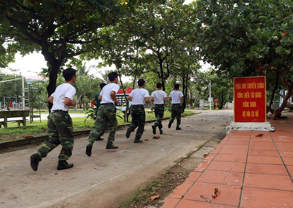 Chạy bộ giúp rèn luyện sức bền và sự dẻo dai cho người lính đảo. (Ảnh: Hoàng Hùng/TTXVN)