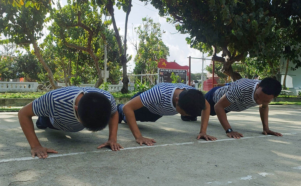  Động tác hít đất là một bài tập giúp nâng cao thể lực chiến sĩ đảo Trường Sa Lớn. (Ảnh: Hoàng Hùng/TTXVN)