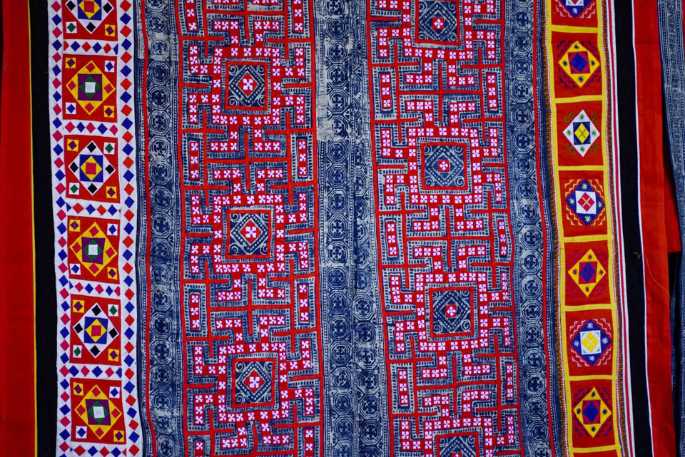 Hoa văn nhiều màu sắc trên trang phục dân tộc Mông. (Ảnh: Xuân Tư/TTXVN)