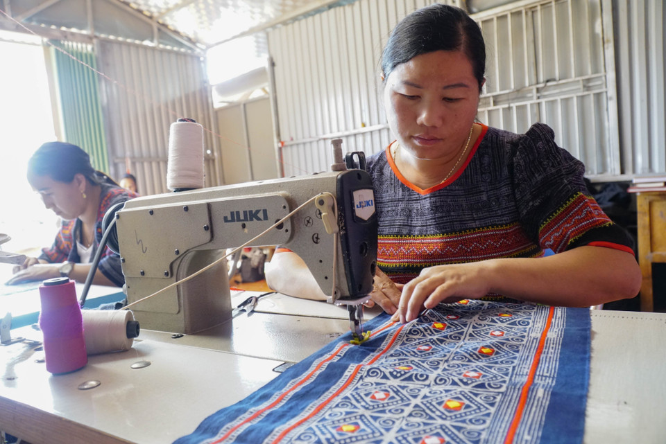 Phụ nữ dân tộc Mông may trang phục truyền thống. (Ảnh: Xuân Tư/TTXVN)