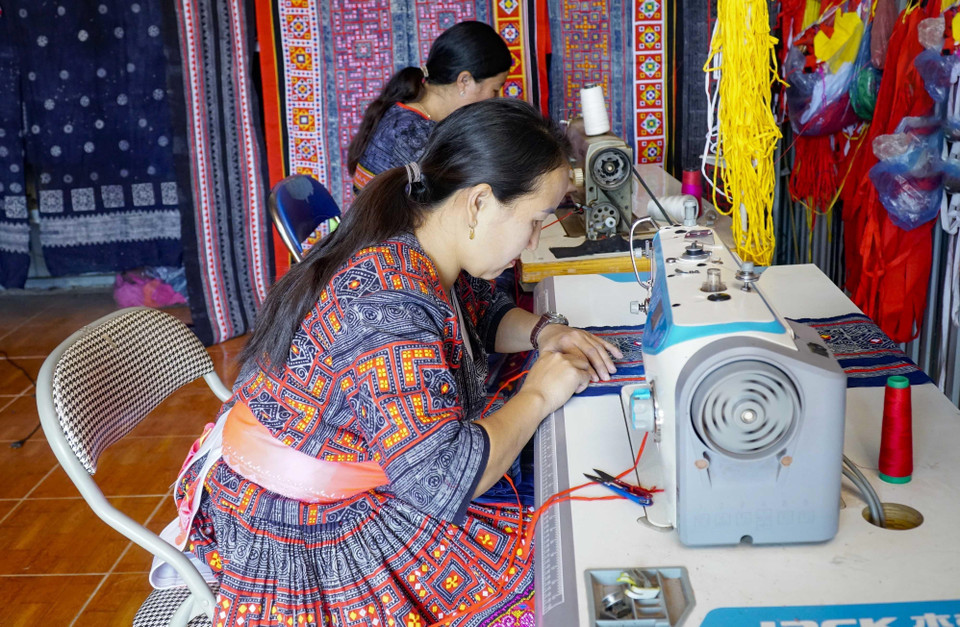 Nà Bủng là xã biên giới thuộc huyện Nậm Pồ (tỉnh Điện Biên) với gần 100% đồng bào Mông sinh sống. Trong ảnh: Phụ nữ dân tộc Mông may trang phục truyền thống. (Ảnh: Xuân Tư/TTXVN)