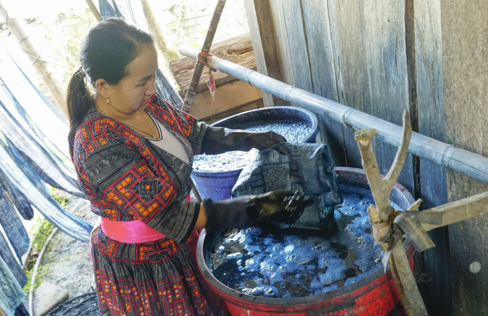 Sau khi tạo hoa văn, vải được mang đi nhuộm chàm. (Ảnh: Xuân Tư/TTXVN)