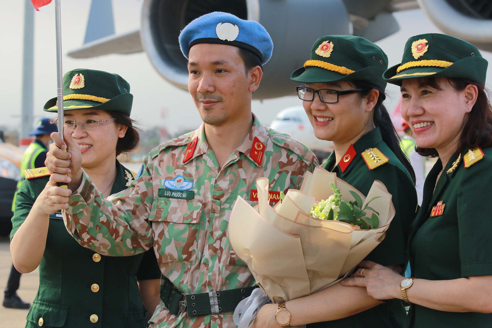 Cán bộ, nhân viên Bệnh viện dã chiến 2.3 chụp ảnh lưu niệm cùng các đồng đội trước khi lên đường làm nhiệm vụ tại Bentiu, Nam Sudan. (Ảnh: Thanh Vũ/TTXVN)