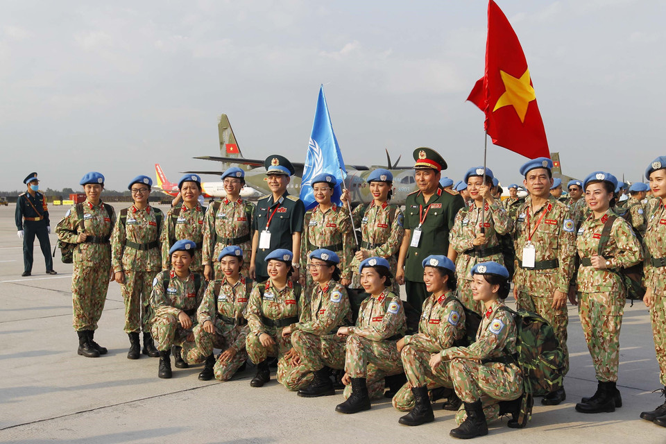 Lãnh đạo Bộ Quốc phòng cùng với nữ cán bộ, nhân viên Bệnh viện dã chiến 2.3 chụp ảnh lưu niệm trước khi lên đường làm nhiệm vụ tại Bentiu, Nam Sudan. (Ảnh: Thanh Vũ/TTXVN)