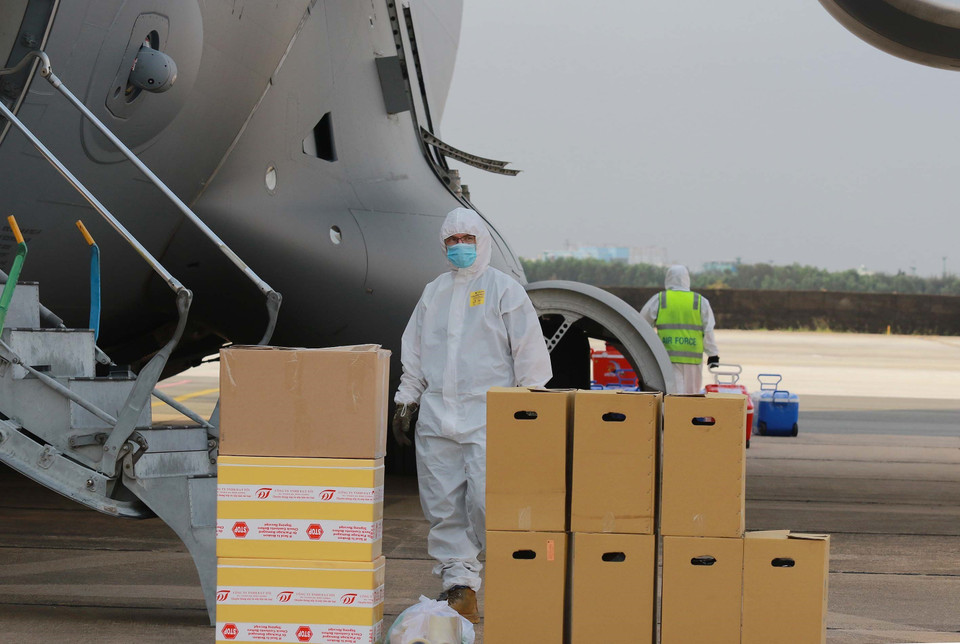 Các nhân viên hỗ trợ đóng gói hàng hóa cho lực lượng Bệnh viện dã chiến 2.3 lên đường làm nhiệm vụ tại Bentiu, Nam Sudan. (Ảnh: Thanh Vũ/TTXVN)