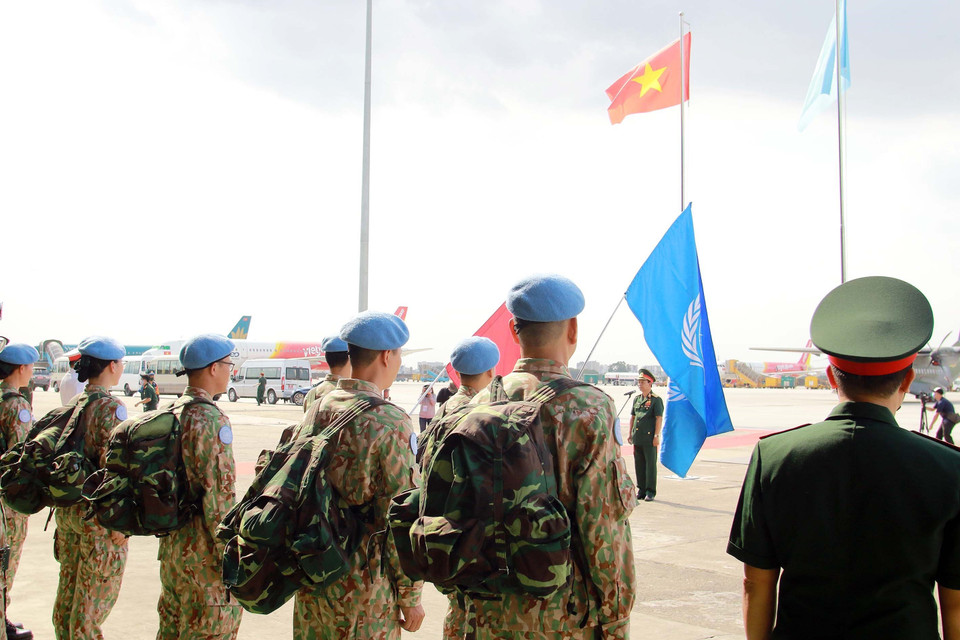 Bệnh viện dã chiến 2.3 thực hiện nghi thức chào cờ trước khi lên đường làm nhiệm vụ tại Bentiu, Nam Sudan. (Ảnh: Thanh Vũ/TTXVN)