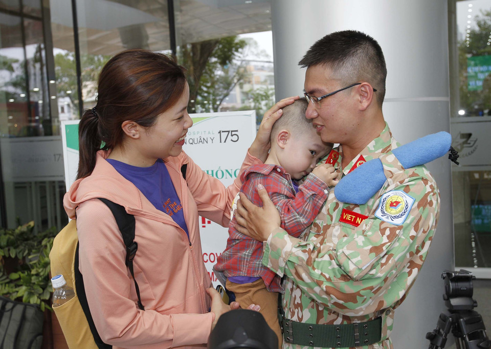 Khoảnh khắc chia tay của cán bộ, nhân viên Bệnh viện dã chiến 2.3 với gia đình, người thân trước khi lên đường làm nhiệm vụ tại Bentiu, Nam Sudan. (Ảnh: Thanh Vũ/TTXVN)