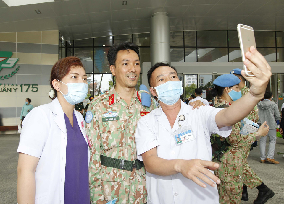 Cán bộ, nhân viên Bệnh viện dã chiến 2.3 tranh thủ chụp tấm ảnh lưu niệm với đồng đội trước khi lên đường làm nhiệm vụ tại Bentiu, Nam Sudan. (Ảnh: Thanh Vũ/TTXVN)