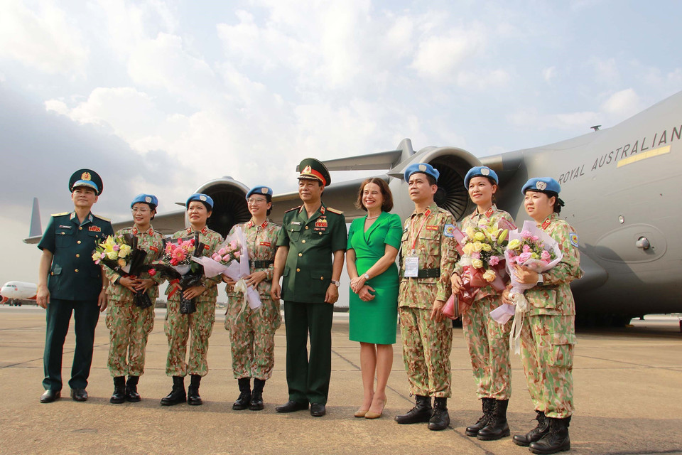 Lãnh đạo Bộ Quốc phòng, Đại sứ quán Australia tại Việt Nam cùng cán bộ, nhân viên Bệnh viện dã chiến 2.3 chụp ảnh lưu niệm trước khi lên đường làm nhiệm vụ tại Bentiu, Nam Sudan. (Ảnh: Thanh Vũ/TTXVN)