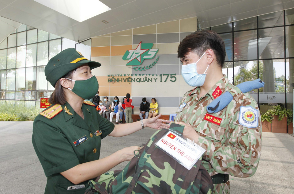 Cán bộ, nhân viên Bệnh viện dã chiến 2.3 chia tay đồng đội trước khi lên đường làm nhiệm vụ tại Bentiu, Nam Sudan. (Ảnh: Thanh Vũ/TTXVN)
