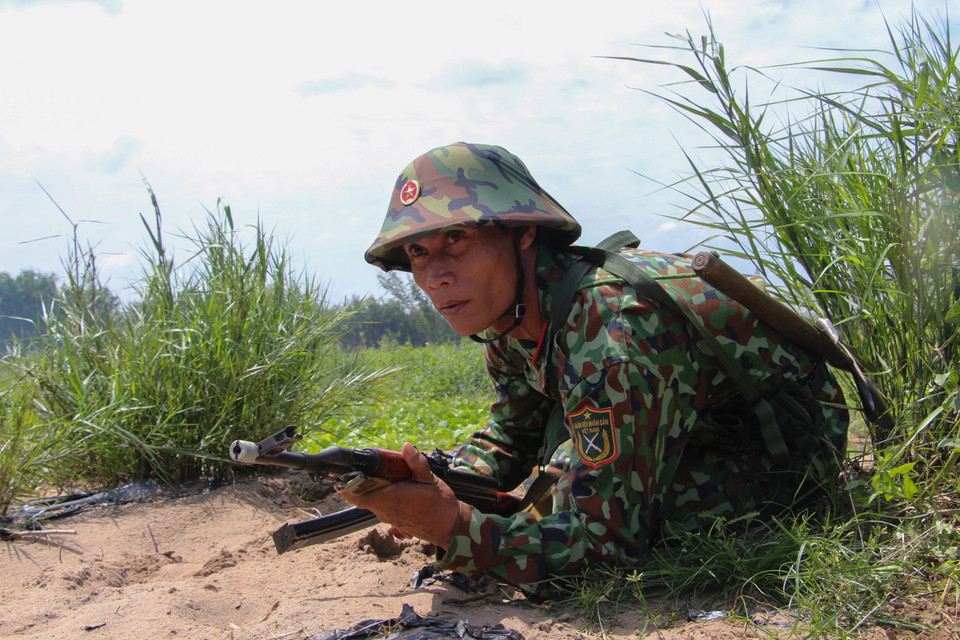 Lực lượng vũ trang tỉnh Hậu Giang thực hiện nội dung diễn tập đánh địch đổ bộ đường không. (Ảnh: Hồng Thái/TTXVN)