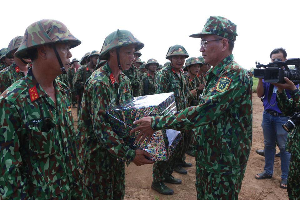 Ông Lữ Văn Hùng, Bí thư Tỉnh ủy Hậu Giang trao thưởng các đơn vị thực hành tốt diễn tập. (Ảnh: Duy Khương/TTXVN)