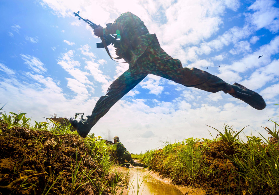 Bộ đội bộ binh tấn công địch. (Ảnh: Duy Khương/TTXVN)