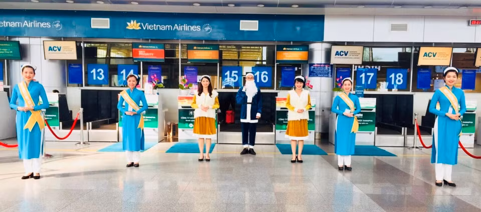 Đội ngũ tiếp viên mặt đất cũng thay đổi diện mạo để hòa chung không khí Lễ Giáng sinh. 