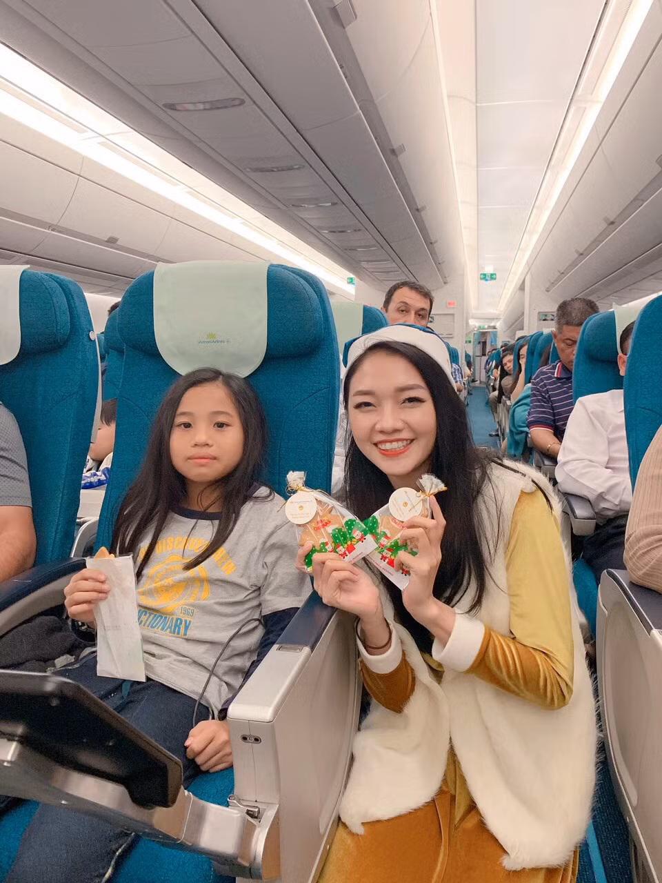 Các hành khách nhí tỏ ra đặc biệt vui thích trước những phần quà nhận được trên chuyến bay này.