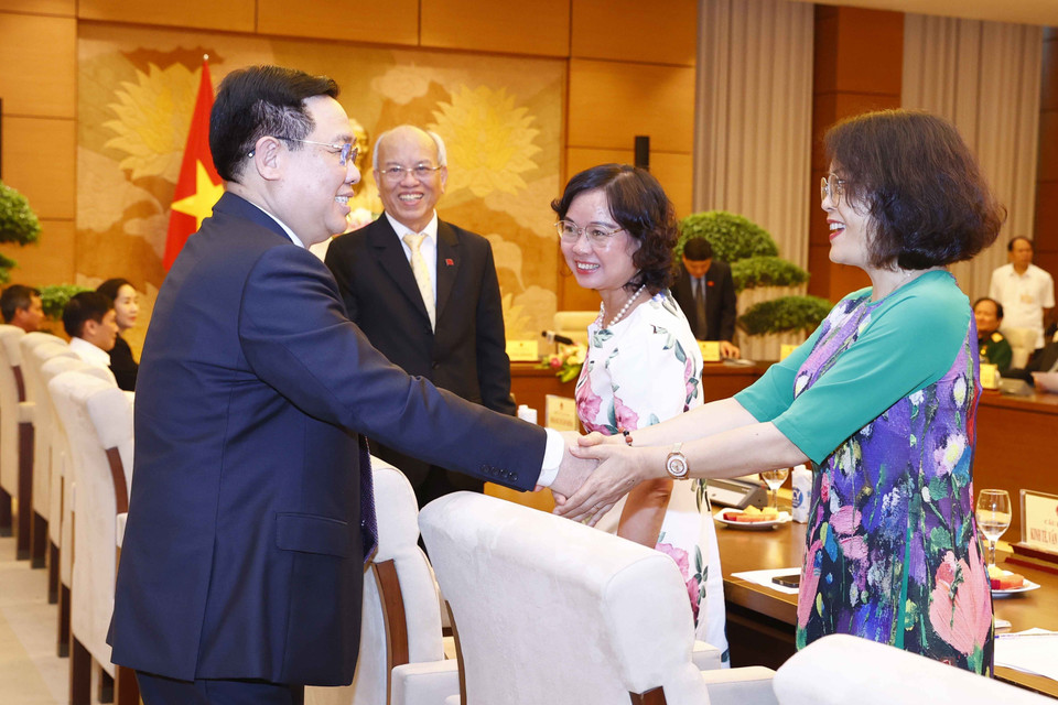 Hình ảnh Chủ tịch Quốc hội Vương Đình Huệ với đại biểu. (Ảnh: Doãn Tấn/TTXVN)