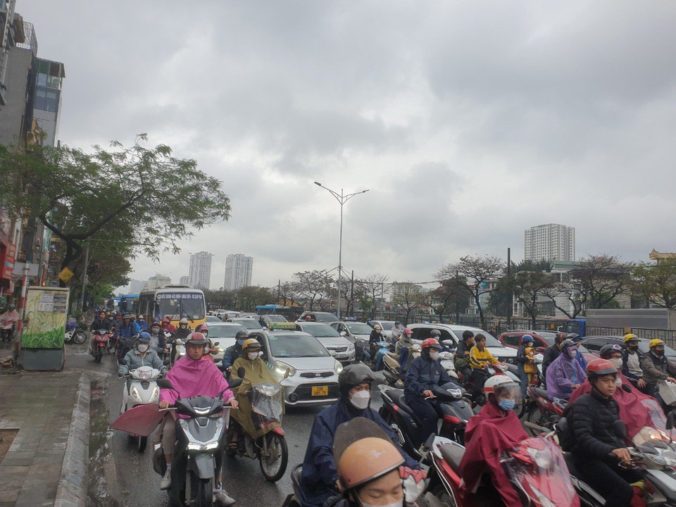 Đường Giải Phóng cũng bị ùn tắc khi người dân di chuyển vào nội đô. Ảnh ghi nhận khoảng 7 giờ 30 phút. (Ảnh: PV/Vietnam+)