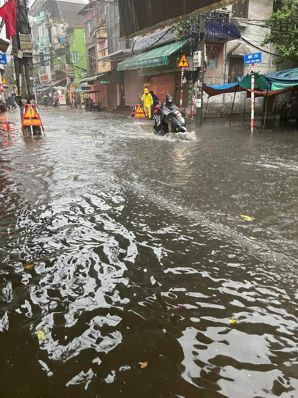 Phố Tân Mai (quận Hoàng Mai) ngập do mưa lớn. (Ảnh: PV/Vietnam+)