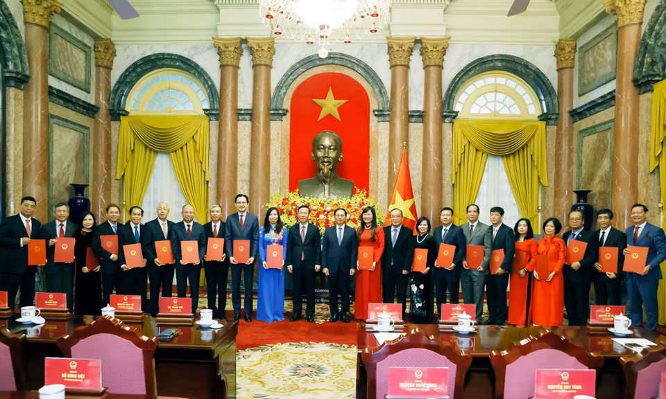 Chủ tịch nước Võ Văn Thưởng trao Quyết định phong hàm Đại sứ. (Ảnh: Thống Nhất/TTXVN)