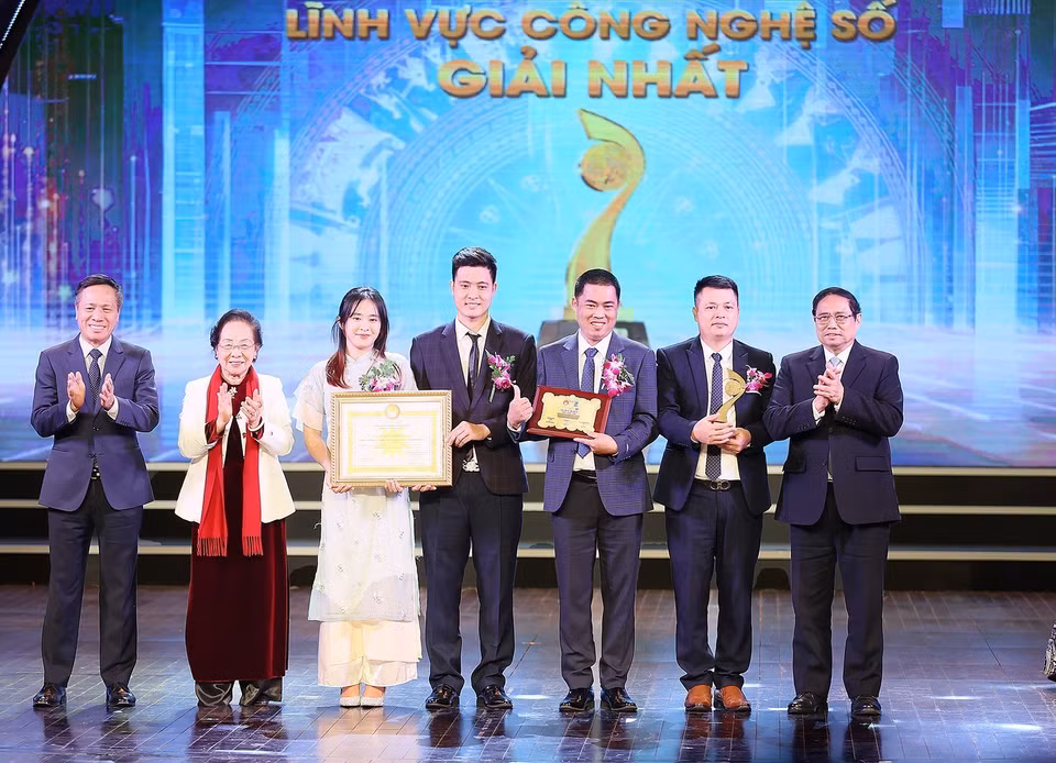 Thủ tướng Phạm Minh Chính trao giải nhất lĩnh vực Công nghệ Số cho nhóm tác giả. (Ảnh: Dương Giang/TTXVN)