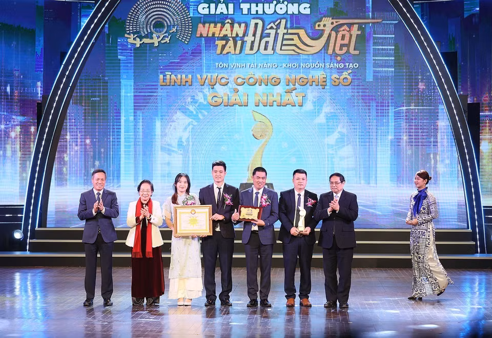 Thủ tướng Phạm Minh Chính trao giải nhất lĩnh vực Công nghệ Số cho nhóm tác giả. (Ảnh: Dương Giang/TTXVN)
