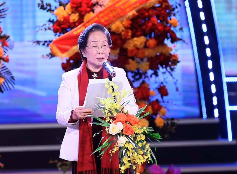 Giáo sư-Tiến sỹ Nguyễn Thị Doan, nguyên Phó Chủ tịch nước, Chủ tịch Trung ương Hội Khuyến học Việt Nam, Trưởng Ban chỉ đạo Giải thưởng Nhân tài Đất Việt 2023 phát biểu khai mạc buổi lễ. (Ảnh: Dương Giang/TTXVN)