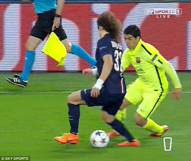 Hậu vệ người Brazil để cho Suarez...