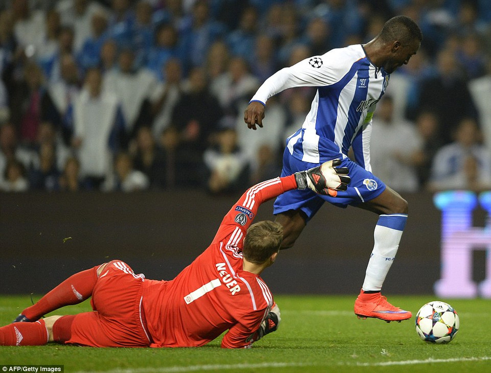 Jackson Martinez trừng phạt sai lầm của Boateng để ấn định chiến thắng 3-1 cho Porto.