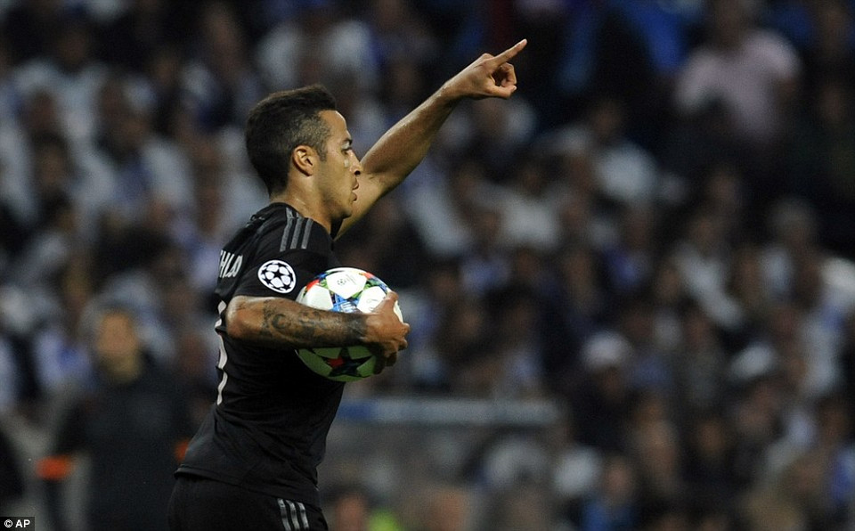 Phút 27, Thiago mang về bàn thắng rút ngắn tỷ số 1-2 sau pha đệm bóng cận thành.