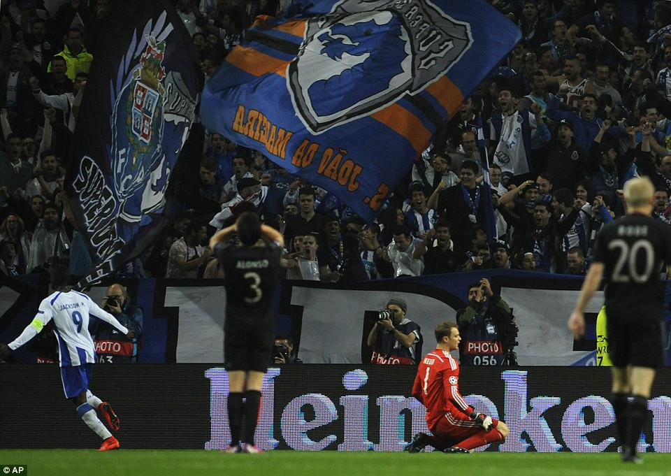 Neuer không thể giúp Bayern tránh khỏi thất bại 1-3 sau những sai lầm đáng trách của hàng thủ.