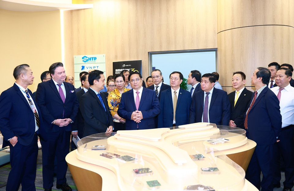 Thủ tướng Phạm Minh Chính tham quan trưng bày sản phẩm đổi mới sáng tạo. (Ảnh: Dương Giang/TTXVN)