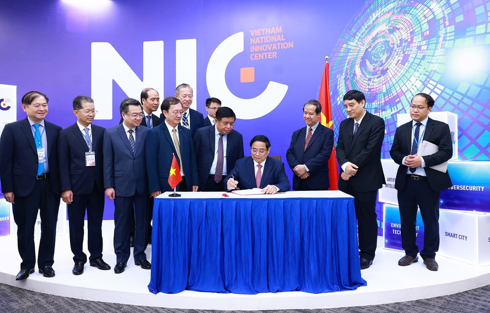 Thủ tướng Phạm Minh Chính ký sổ lưu bút tại Trung tâm Đổi mới sáng tạo quốc gia. (Ảnh: Dương Giang/TTXVN)