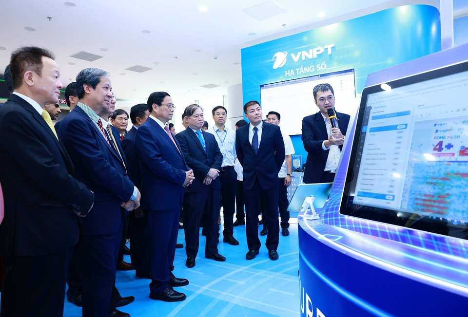 Thủ tướng Phạm Minh Chính tham quan trưng bày sản phẩm đổi mới sáng tạo. (Ảnh: Dương Giang/TTXVN)