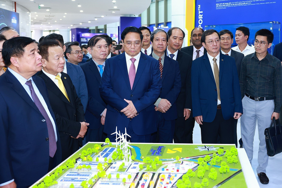 Thủ tướng Phạm Minh Chính tham quan trưng bày sản phẩm đổi mới sáng tạo. (Ảnh: Dương Giang/TTXVN)