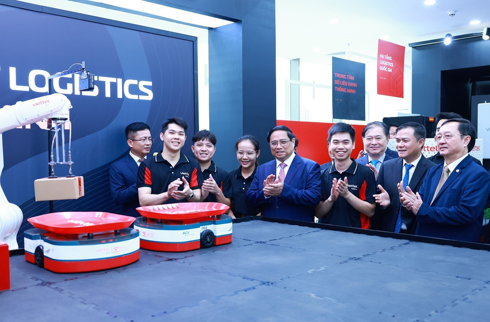 Thủ tướng Phạm Minh Chính tham quan trưng bày sản phẩm đổi mới sáng tạo. (Ảnh: Dương Giang/TTXVN)