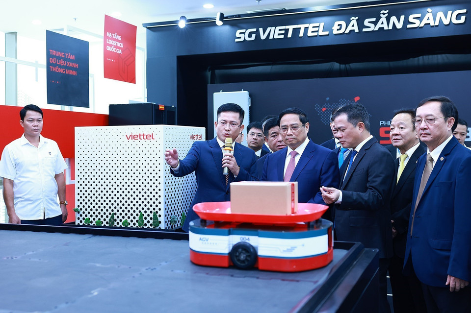 Thủ tướng Phạm Minh Chính tham quan trưng bày sản phẩm đổi mới sáng tạo. (Ảnh: Dương Giang/TTXVN)