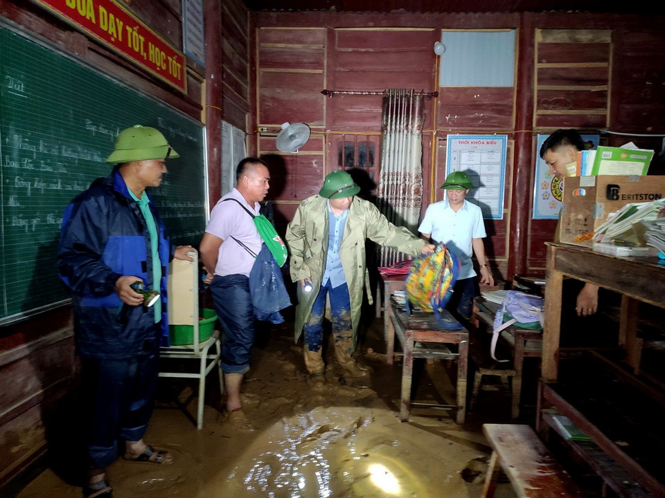 Đoàn công tác của lãnh đạo huyện Tương Dương trực tiếp đến hiện trường, chỉ đạo khắc phục ngay trong đêm. (Ảnh: TTXVN phát)