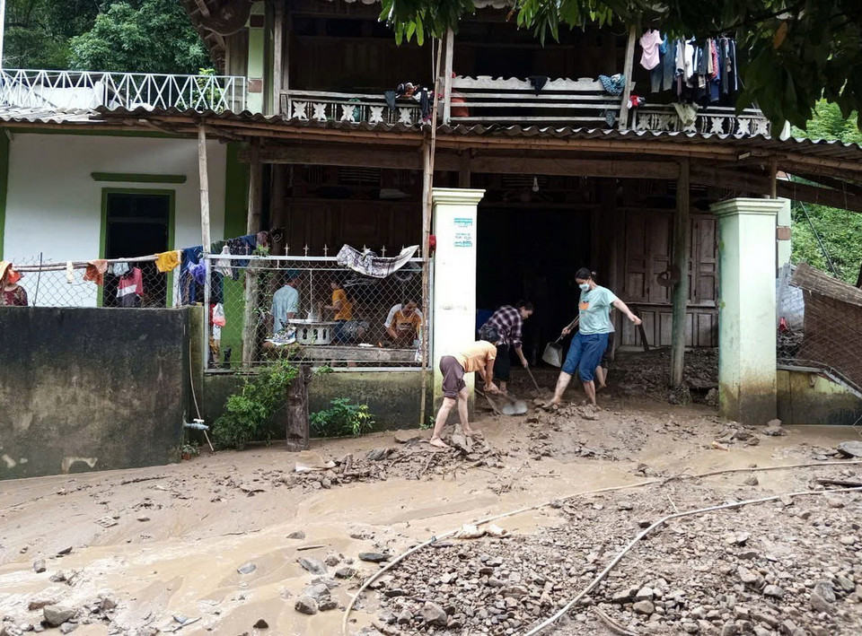 Người dân xã Lượng Minh, huyện Tương Dương khắc phục hậu quả lũ quét. (Ảnh: TTXVN phát)