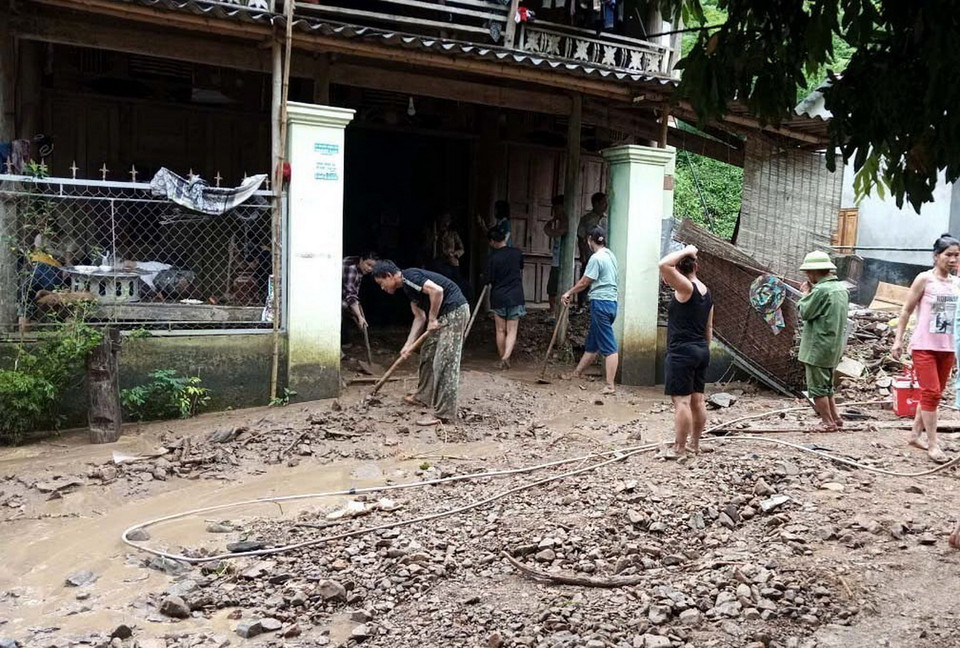 Người dân xã Lượng Minh, huyện Tương Dương khắc phục hậu quả lũ quét. (Ảnh: TTXVN phát)