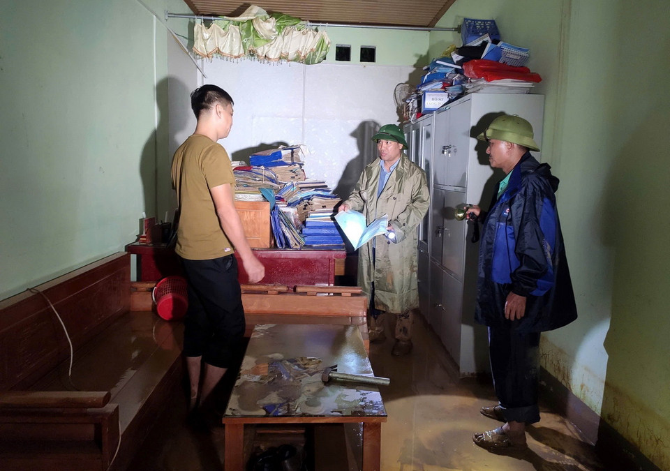 Đoàn công tác của lãnh đạo huyện Tương Dương trực tiếp đến hiện trường, chỉ đạo khắc phục ngay trong đêm. (Ảnh: TTXVN phát)