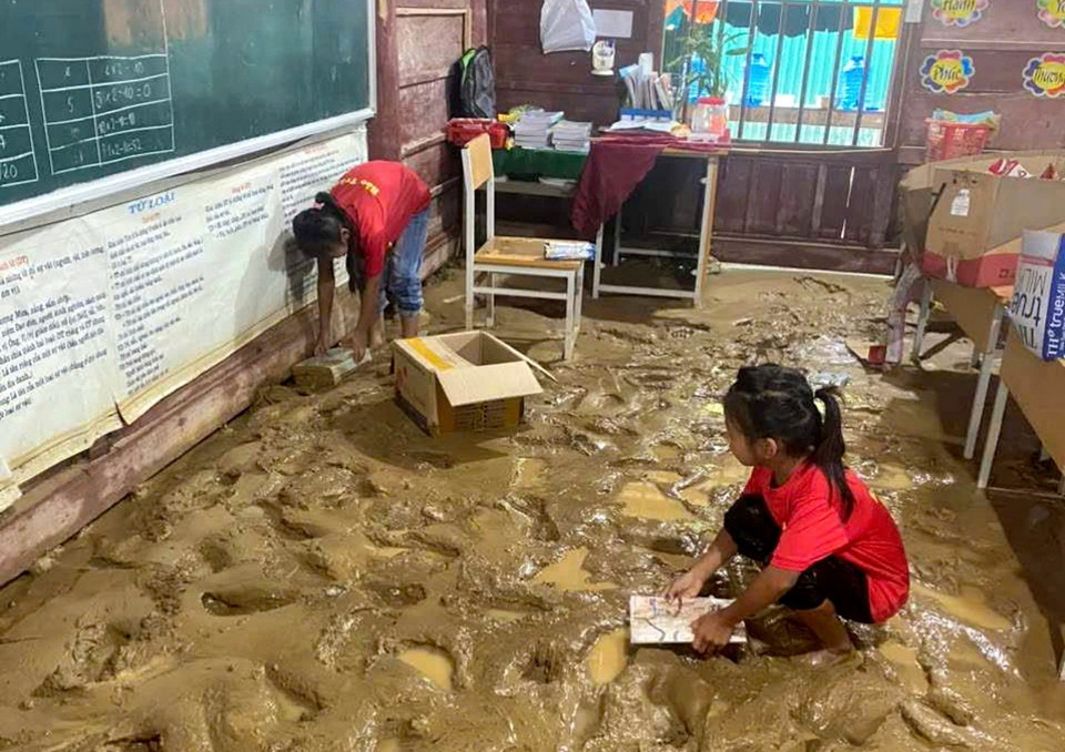 Lũ quét khiến nhiều đất đá, bùn tràn vào Trường Phổ thông dân tộc bán trú Tiểu học Lượng Minh (bản Minh Tiến, xã Lượng Minh, huyện Tương Dương) khiến sách vở, đồ dùng phục vụ dạy học bị hư hỏng. (Ảnh: TTXVN phát)