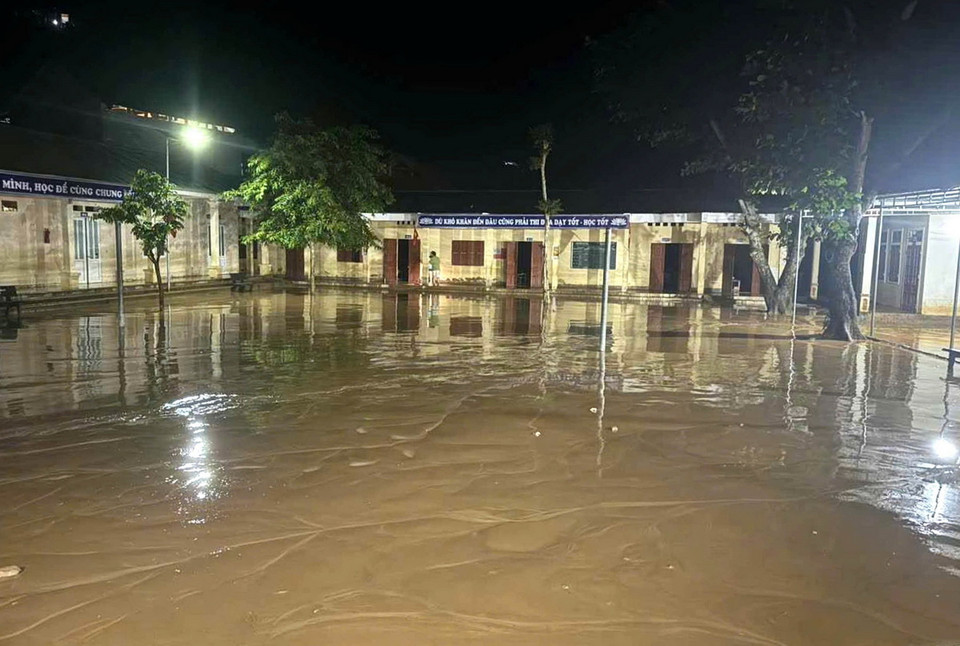 Trường Phổ thông dân tộc bán trú Tiểu học Lượng Minh (bản Minh Tiến) có khoảng 300 học sinh đang bán trú bị thiệt hại nặng. Do lũ lên nhanh, đột ngột nên gần như toàn bộ áo quần, sách vở, đồ dùng phục vụ giảng dạy đều ngâm trong bùn đất. (Ảnh: TTXVN phát)