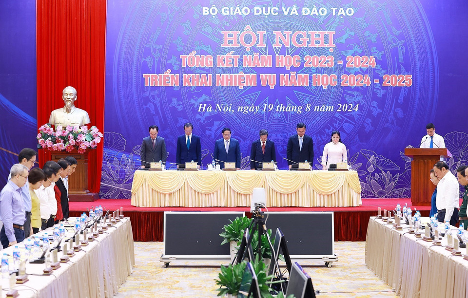 Thủ tướng Phạm Minh Chính và các đại biểu tưởng niệm cố Tổng Bí thư Nguyễn Phú Trọng. (Ảnh: Dương Giang/TTXVN)