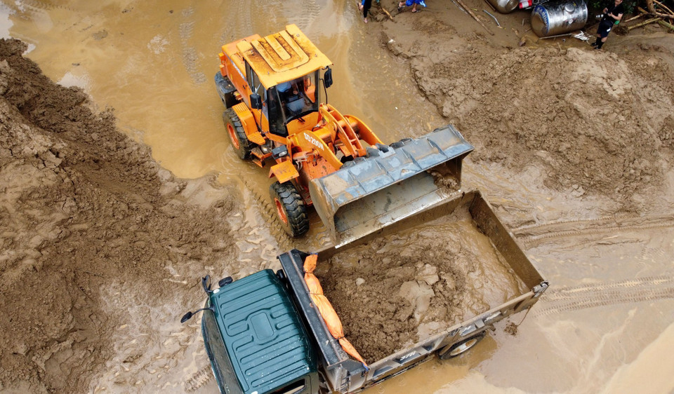 Chính quyền địa phương cùng người dân đang huy động tối đa máy móc, nhân lực khắc phục hậu quả do trận lũ quét gây ra tại huyện Kỳ Sơn, tỉnh Nghệ An. (Ảnh: TTXVN phát) 