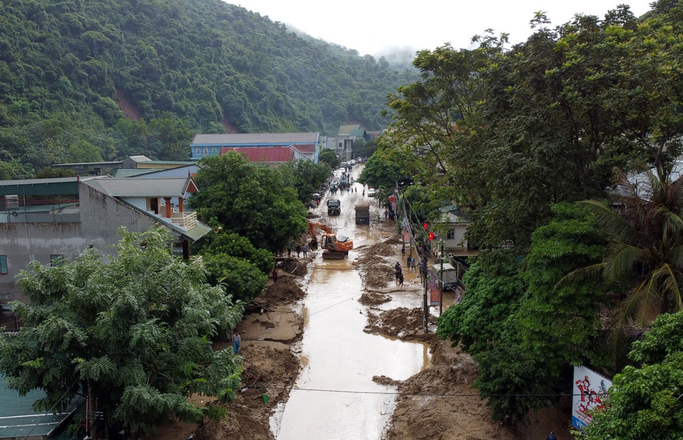 Chính quyền địa phương cùng người dân đang huy động tối đa máy móc, nhân lực khắc phục hậu quả do trận lũ quét gây ra tại huyện Kỳ Sơn, tỉnh Nghệ An. (Ảnh: TTXVN phát)