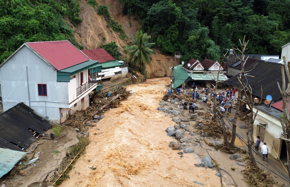 Trận lũ quét rạng sáng 2/10/2022 tại huyện biên giới Kỳ Sơn (Nghệ An) đã làm 1 cháu bé 4 tháng tuổi tử vong, cuốn trôi 14 căn nhà và làm 85 nhà dân, cơ quan hành chính bị ngập, nhiều tuyến đường trên địa bàn bị hư hỏng nặng. (Ảnh: TTXVN phát)