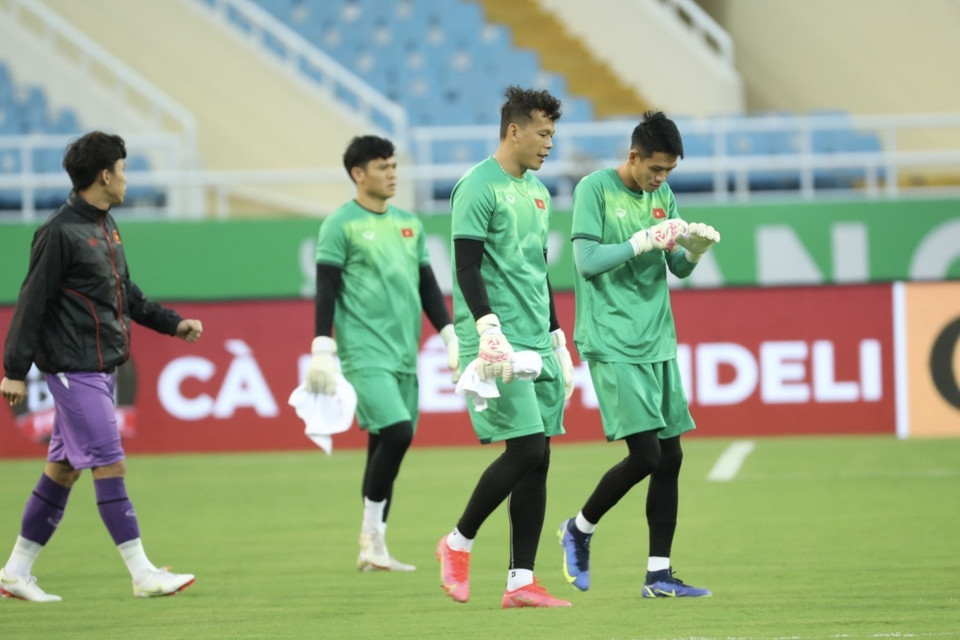 Thủ môn Tấn Trường cùng các cầu thủ ra sân tập chiều 23/3. (Ảnh: Minh Quyết/TTXVN)