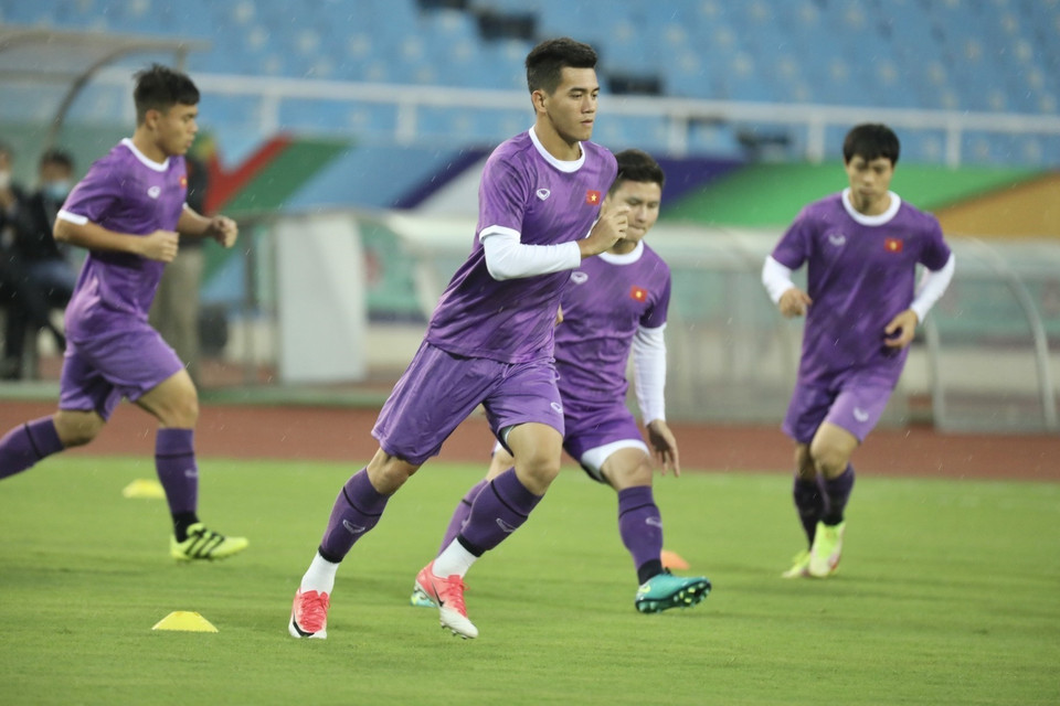 Tiền đạo Tiến Linh và các cầu thủ luyện tập chiều 23/3. (Ảnh: Minh Quyết/TTXVN)