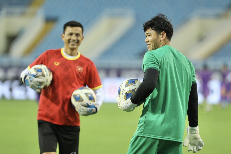  Thủ môn Nguyên Mạnh luyện tập cùng đồng đội chiều 23/3. (Ảnh: Minh Quyết/TTXVN)